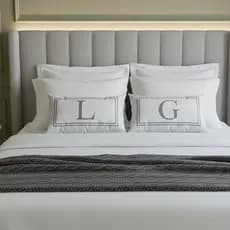 Capa de Almofada Baguete Decorativa com Letra Personalizada | 3 Estilos Diferentes na Cor Cinza