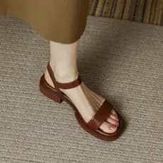 Estoque pronto Comércio exterior tamanho grande francês Retro marrom sandálias de salto baixo sapatos romanos alça abert