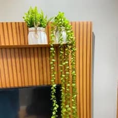 Kit 2 arranjos de flores artificiais Decorativas com Folhagens Artificiais: Eucalipto Pendente e Folhagem com Laço