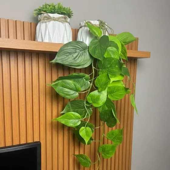 Kit com 2 Arranjos de Flores artificias Decorativas com  Folhagens Artificiais: Pendente folhagem e vasos com laço