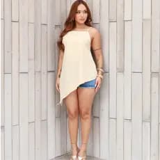 Blusinha feminina assimétrica de alcinha regulável, tecido crepinho, bico diagonal en tendencia
