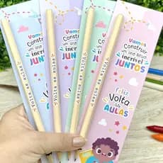 ✏️ Kit Volta às Aulas  | Marca Página + Lápis Adesivado | Lembrancinha Escolar ⭐