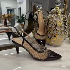 Scarpin Slingback e Animal Print em Tela Fecho Afivelado | Bico Fino | Salto Fino Baixo