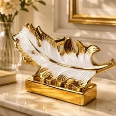 Escultura Decorativa Pena em Cerâmica Branca com Base Dourada Elegante