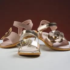 Sandália Infantil Menina Delicada Confortável Casual Original Luxo Flor Dourada Lisa Shoes Original