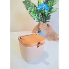 SALEIRO DE CERÂMICA C/TAMPA E COLHER DE BAMBU AREIA 9cm x 9cm x 8,5cm