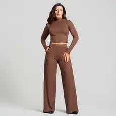 Conjunto Feminino Canelado Calça Pantalona com Bolso e Top Cropped Manga Longa com Gola Alta