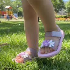 SANDÁLIA MENINA TIPO MELISSA CONFORTÁVEL ROSA COM GLITTER E BORBOLETA, LILÁS GLITTER COM FLOR. 18 AO 27 KETO BABY