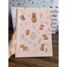 Caderno Brochura Capivara Unidade 80 Folhas Capa Dura Adesivos Escolar Animativa CapyCuties Universitário