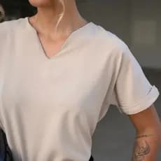 Blusa Feminina Moda Evangeliva Social Tendência Detalhe em V Manga Dobrada Estilosa Promoção