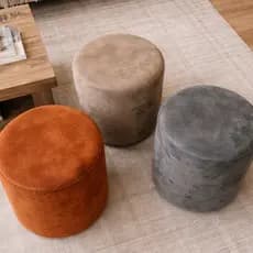 Trio de Puff´s Aura Home – Multiuso Para Sala e Quarto Pés Antiderrapantes nas cores Bege, Terracota e Cinza Suede
