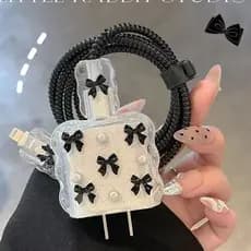 Capa Protetora Para Carregador Apple 20W , Com Laço Transparente E design Pérola De iPhone-Detalhes Pretos