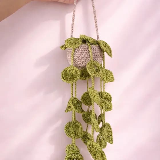 Planta Artificial Pendente em Crochê - Jiboia Decorativa Boho para Sala, Quarto e Apartamento