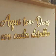 Frase Decorativa Aqui tem Deus em cada Detalhe em Acrílico Promoção
