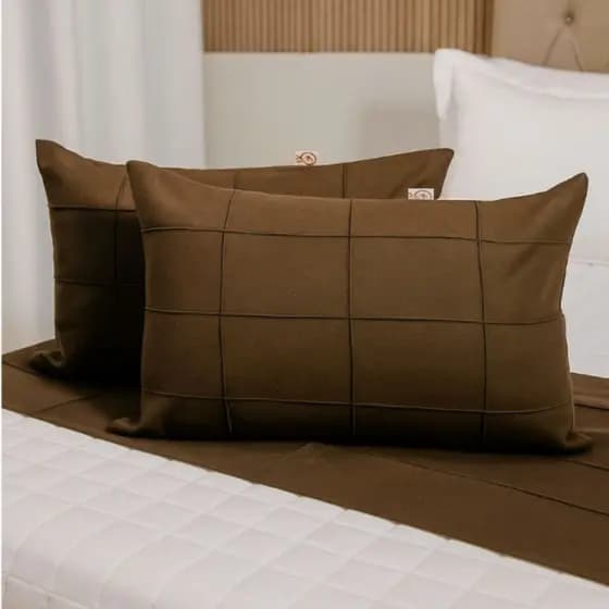 Kit Peseira Queen + 2 Capas de Almofada Baguete em Suede Drapeada