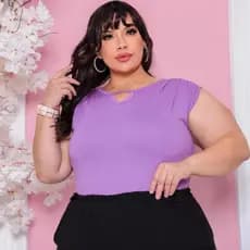 BLUSA PLUS SIZE COM DETALHE NO HOMBRO GOLA REDONDA COM PINSAS VISCO LYCRA PREMIUM CASUAL ELEGANTE