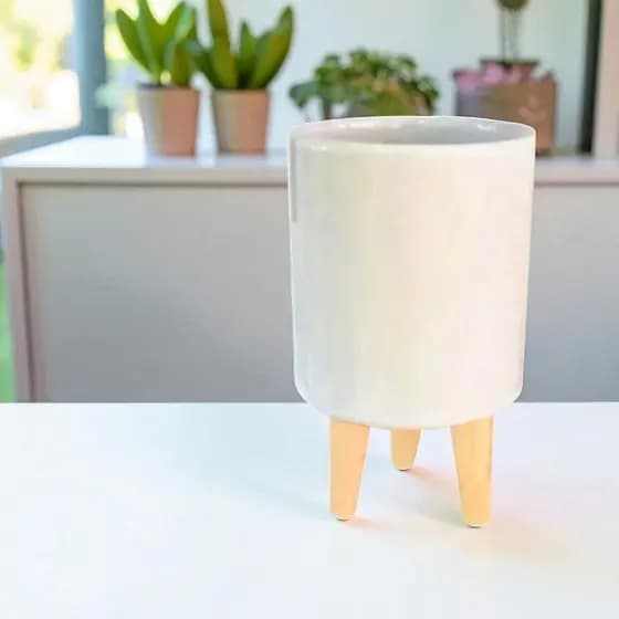 Vasinho Branco em Porcelana com Pé de Madeira 10x16cm Decorativo