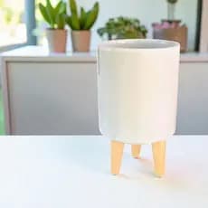 Vasinho Branco em Porcelana com Pé de Madeira 10x16cm Decorativo