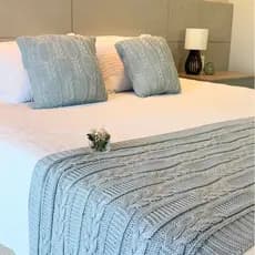 Kit Manta Peseira de Tricô + 2 Capas de Almofada para Cama e Sofá Cama Casal Queen King Decoração RA