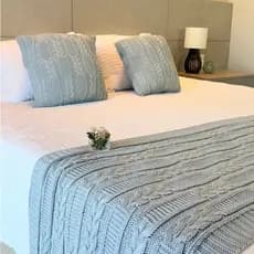 Kit Manta Tricô Com Trança Para Sofá e Cama Casal Queen King Peseira Fio de Malha Com Almofadas RA