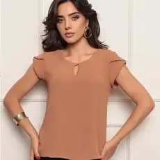 ONLYONE - BLUSA FEMININA MANGA CURTA COM PÉROLA E ABERTA NO DECOTE FEITA EM DUNAS MÃE- BLUSAS FEMININAS MAES