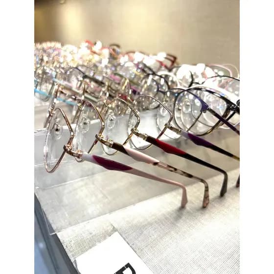 Óculos com Aro Metálico e Braços de Acetato: Design Elegante e Conforto Superior