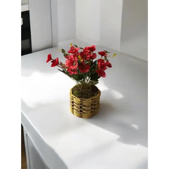 Vaso rústico com flor artificial para decoração