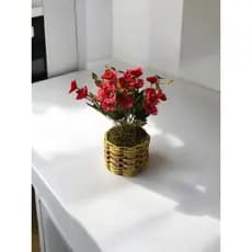 Vaso rústico com flor artificial para decoração