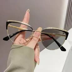 Óculos Femininos Fashion Cat Eye Anti Luz Azul Fotochromic Vintage com Armação Triangular de Metal que Mudam de Cor para