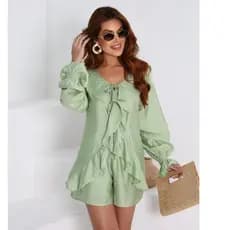 Conjunto folgado com mangas largas, design com laço, pregas em várias camadas e acabamento com folhos