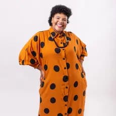 Chemise com bolas laranja e preto plus size