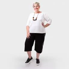 Pantacourt curta com detalhes laterais plus size preta