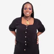 Blusa curta com botões preta plus size