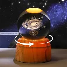 Bola de Cristal Galáxia 8cm com Base de Rotativa 360° LED Decoração Cósmica e Presente Criativo