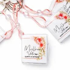 Chaveiro Bíblia Mulher Virtuosa Flores Vermelhas com Pérola. Kit 12 Pçs. Lembrança Mulher.