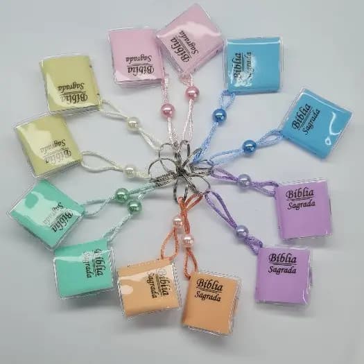 Chaveiro Mini Bíblia Sagrada Coloridas com Pérola Luxo. Kit com 60 unidades.