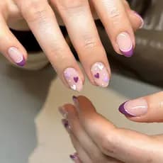 Arte de Unhas para o Dia dos Namorados: Unhas Postiças Curtas com Coração Francês Roxo