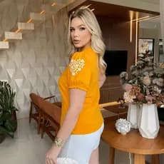 Blusa Feminina Gola Redonda com Estampa nas Mangas Bufante e Princesa