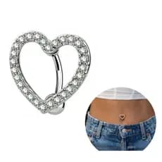 Piercing de umbigo com decoração em coração de strass