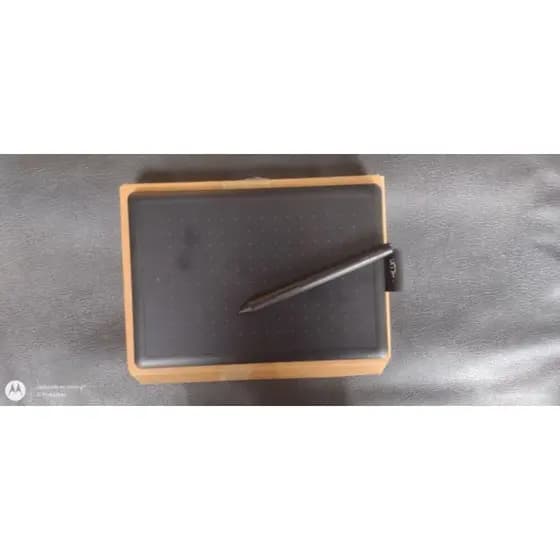 ​Mesa Digitalizadora One by Wacom Small (CTL-472) - Preta e Vermelha