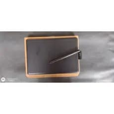 ​Mesa Digitalizadora One by Wacom Small (CTL-472) - Preta e Vermelha
