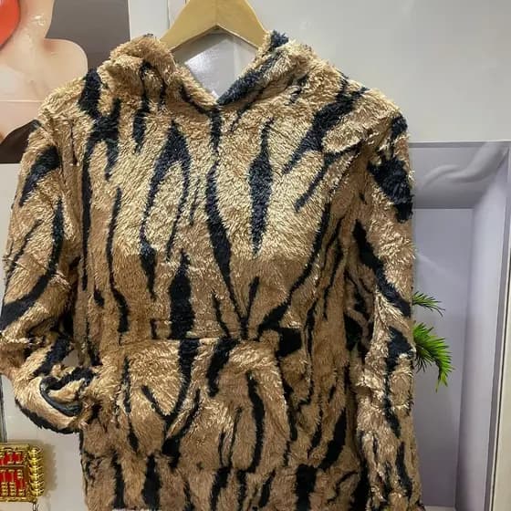 Blusa pelúcia de frio teddy estampada zebra com touca e bolsos moda outono e inverno