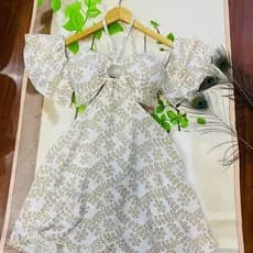 Macaquinho dentro com short , da pra amarra com corda , com elastano e com estampa