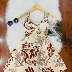 Macaquinho da pra amarra atras e da pra ajustar a corda ,dentro com short com estampa