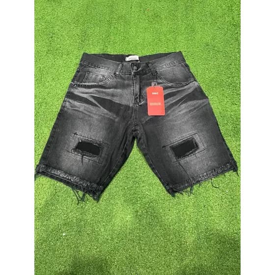 Short Jeans Masculino Lavagem Ácida com Patch e Detalhes Rasgados