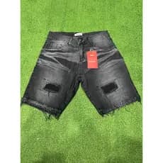 Short Jeans Masculino Lavagem Ácida com Patch e Detalhes Rasgados