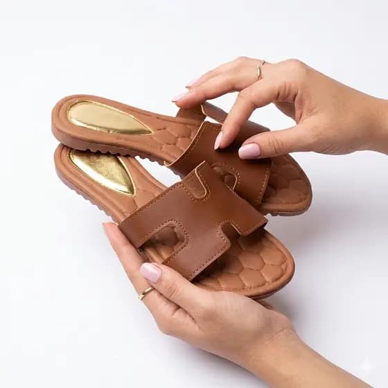 Sandália Rasteira Flat Premium Design H com Palmilha Acolchoada e Solado Antiderrapante