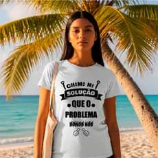 Camiseta Unissex com Frases de meme par diversão do Verão "Chama na solução que o problema somos"
