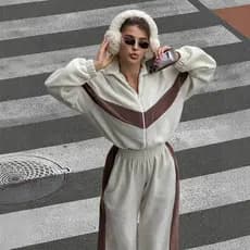 Conjunto esportivo casual feminino de estilo europeu e americano, composto por jaqueta com zíper e calças compridas.