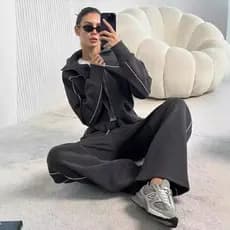 Novo conjunto casual de outono em estilo europeu e americano para mulheres, composto por uma jaqueta de moletom com zípe